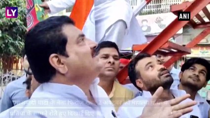 SP नेता Firoz Khan महात्मा गांधी की प्रतिमा के सामने रोते हुए दिखे, ट्विटर पर हुए ट्रोल