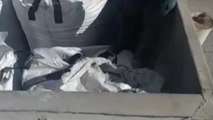 La Guardia Civil rescata a un grupo de inmigrantes escondidos en sacos de cemento y botellas rotas
