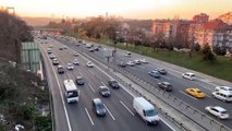 İSTANBUL - Sokağa çıkma kısıtlaması öncesi trafikte yoğunluk yaşanıyor