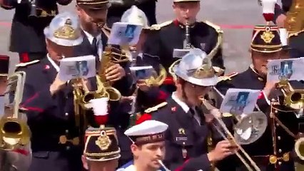 Séparation des Daft Punk - Regardez l'hommage que leur rend ce soir l'armée française en rediffusant un extrait du 14 juillet 2017!