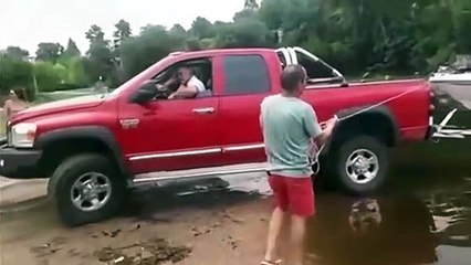 Il met son bateau à l'eau... mais pas que. Adieu belle jeep