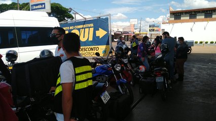 Motoboys realizam protesto em Apucarana