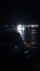 شاهد.. شرطي يخاطر بحياته لإنقاذ 3 أسر علقت مركباتهم في وادي البيح برأس الخيمة