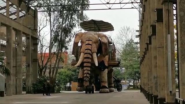 L'Éléphant de l'Île de Nantes fait des tours à vide pendant les vacances d'hiver