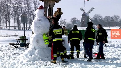 Why are people building thousands of snowmen by a lake in Poland?