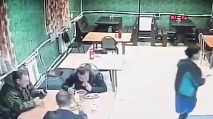 Kamyonun kafeye girdiği anlar! Panik anları kamerada