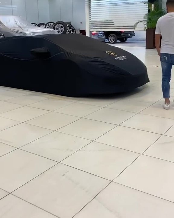 بالفيديو.. لاعب النصر ضياء سبع يحتفل بسيارته الجديدة "لامبورغيني"