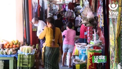 Comerciantes ofertan exquisitas frutas de temporada en el mercado Candelaria