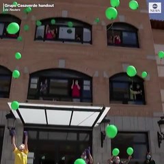 بالفيديو.. دار تمريض في إسبانيا تطلق بالونات احتفالا بعدم تسجيلها إصابات جديدة بـ "كورونا"