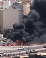 بالفيديو.. حريق يلتهم ٤ مركبات بموقف في دبي