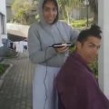 بالفيديو.. كريستيانو رونالدو يحلق شعره