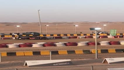 بالفيديو.. سائق ينجو من الموت بسباق في أبوظبي