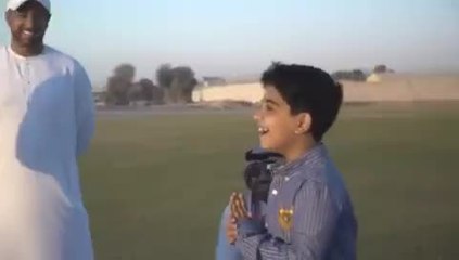 بالفيديو.. حمدان بن محمد يقدم حصانا هدية لطفل مولع بالخيل