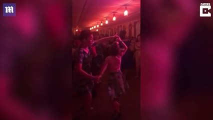 بالفيديو.. طفلة ترقص وتقود دراجة بعد بتر وإعادة وصل قدمها بشكلٍ معاكس