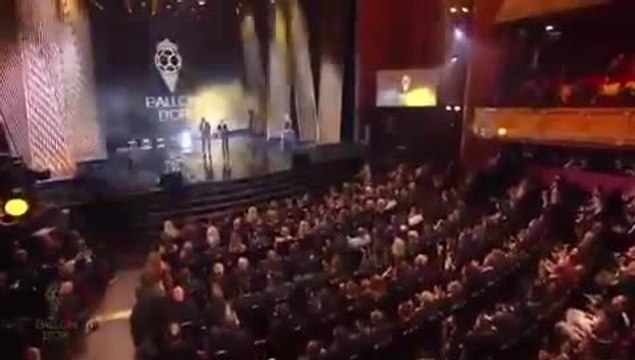 بالفيديو.. ميسي أفضل لاعب في العالم.. وماني يتفوق على محمد صلاح ومحرز