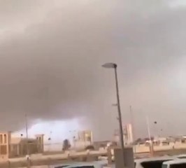 بالفيديو.. البرق يضرب أرضاً بأم القيوين والغيوم السوداء حولت نهارها إلى ليل