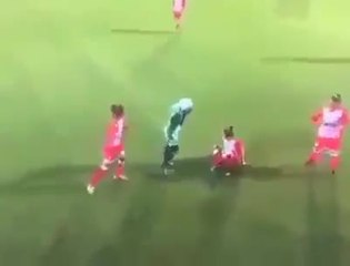 بالفيديو.. تصرف غير متوقع بعد سقوط حجاب لاعبة في الأردن