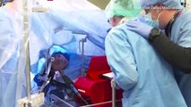 أمريكية شجاعة 25 عاماً تخضع لعملية جراحية في المخ وهي مستيقظة بعد تشخيصها بأنها مصابة بتشوه في الأوعية الدموية بالدماغ أدى إلى إصابتها بنوبات صرع