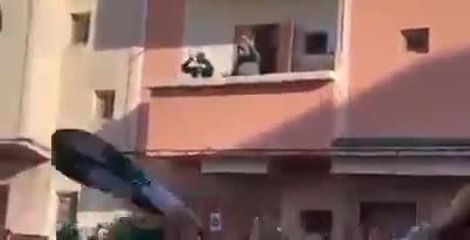 بالفيديو.. لم يحضر إلى المدرجات فوجد مئات المشجعين على باب منزله!