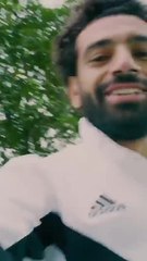 بالفيديو.. محمد صلاح يفعل "المستحيل" لإنقاذ كرة وسط بحيرة