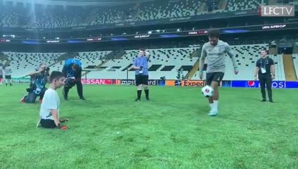 محمد صلاح وموقف إنساني جديد.. شاهد الفيديو