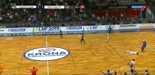 بالفيديو.. لاعب كرة قدم ينجو من الموت في الملعب