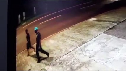 Vídeo mostra ladrões furtando botijões de gás em Igreja no Bairro Neva