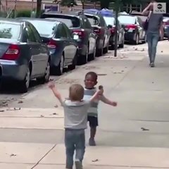 "عناق الأصدقاء".. فيديو لطفلين ينال إعجاب الملايين