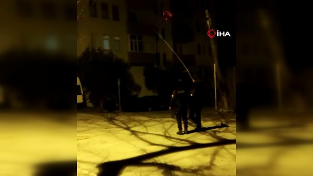 Devriye gezen bekçilerin bayrak hassasiyeti