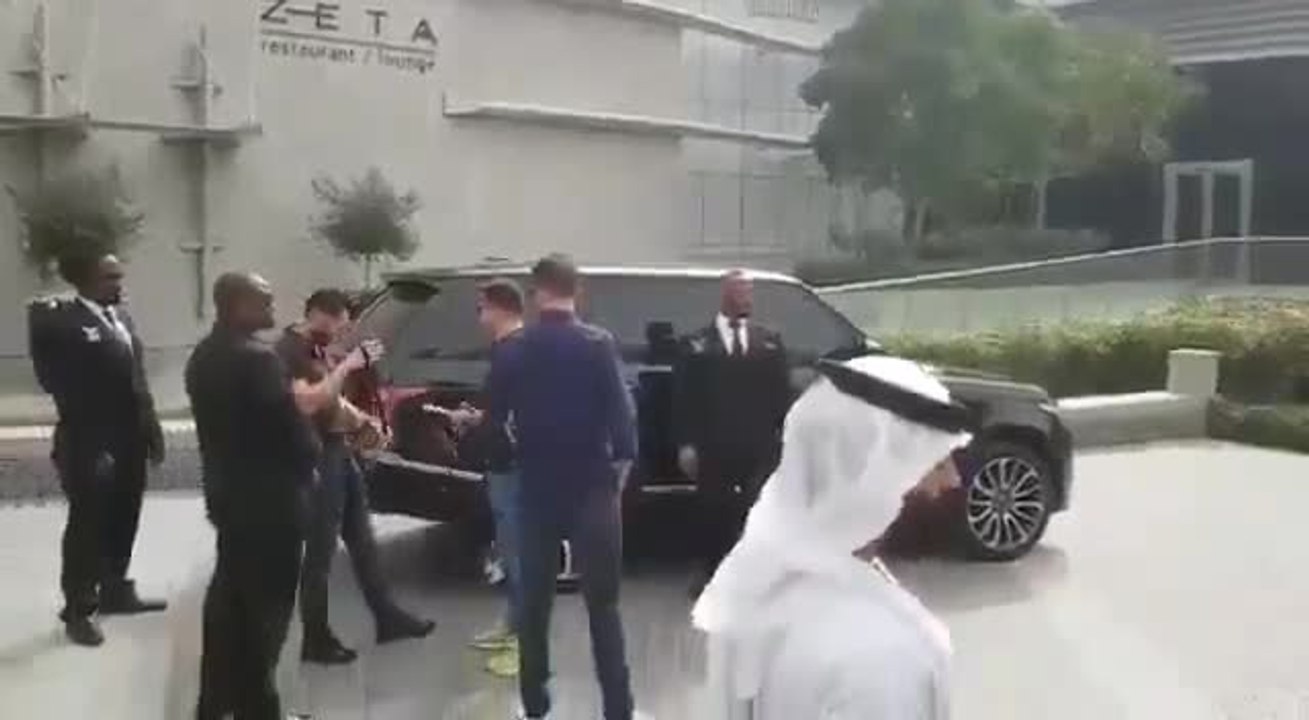 بالفيديو: زيارة محمد صلاح إلى دبي مول استغرقت ساعة ونصف