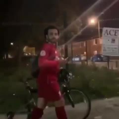 بالفيديو: مدافع ليفربول يكتشف شبيه أخر لمحمد صلاح يتجول بالدراجة