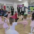 بالفيديو.. الأمير هاري يرقص الباليه مع الأطفال في لندن