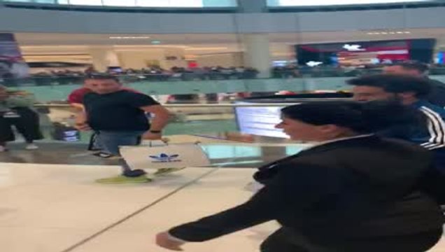 بالفيديو: زيارة محمد صلاح إلى دبي مول استغرقت ساعة ونصف