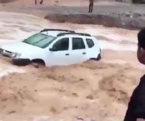 بالفيديو: نجاة سائق جرفت مياه الأمطار مركبته بوادي شحة في منطقة جبل جيس