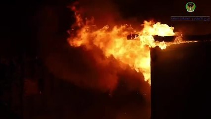 بالفيديو..احتراق مصنع للحاويات بأم القيوين