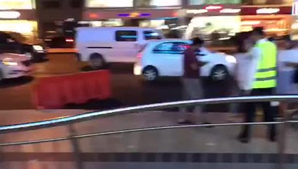 بالفيديو: سيارة تقتحم بنكاً في "برجمان" وتصيب شخصين