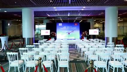 بالفيديو...طائرة "الإمارات" A380 تحط في مطار مسقط