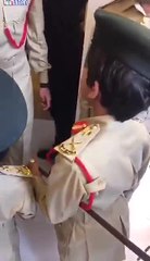 قائد عام شرطة دبي... هل هو مدريدي أم برشلوني؟ وماذا قال لطفلين يشجعان الوصل؟