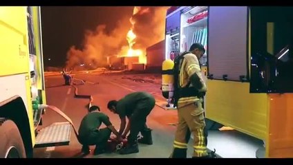 حريق مصنع قديم للمفروشات في «صناعية  أم القيوين»