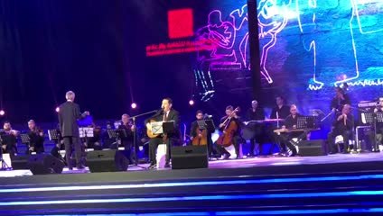بالفيديو.. الفنان التونسي لطفي بوشناق يسلطن على كورنيش الفجيرة