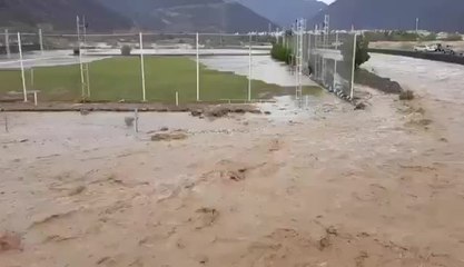 بالفيديو.. أبناء الفجيرة يرمّمون ملعباً أغرقته سيول الأمطار