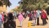 بالفيديو...رئيس جامعة سودانية يضرب طالبتين يثير ردوداً غاضبة على مواقع التواصل