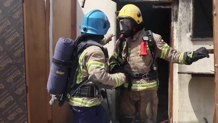 بالفيديو.."مدني رأس الخيمة" ينقذ آسيوية كانت محصورة في حريق بمنزلها