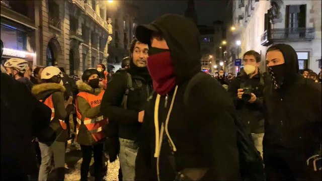 Llançaments contra la línia policial a la Via Laietana en la setena nit de manifestacions per la llibertat de Pablo Hasél