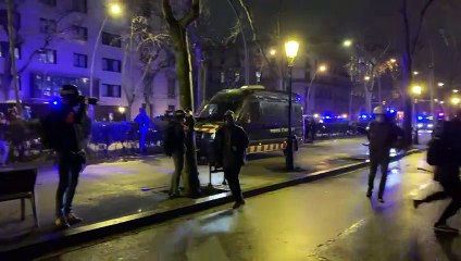 Els Mossos persegueixen els manifestants a la Gran Via en la setena nit de protestes Pro-Hasél