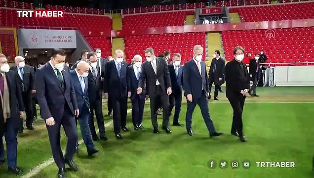 Cumhurbaşkanı Erdoğan, Gürsel Aksel Stadı'nı inceledi