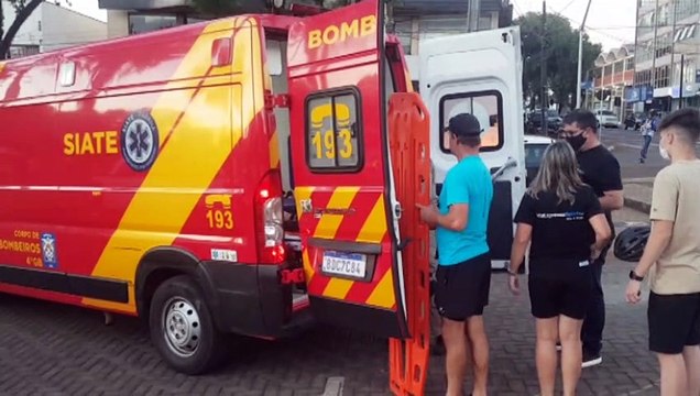 Ciclistas ficam feridos em colisão na Avenida Brasil esquina com a Marechal Rondon