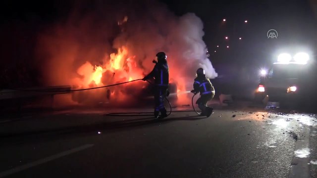 BURSA - Sürücüsünün 'dur' ihtarına uymadığı otomobil polis araçlarına çarpıp alev aldı