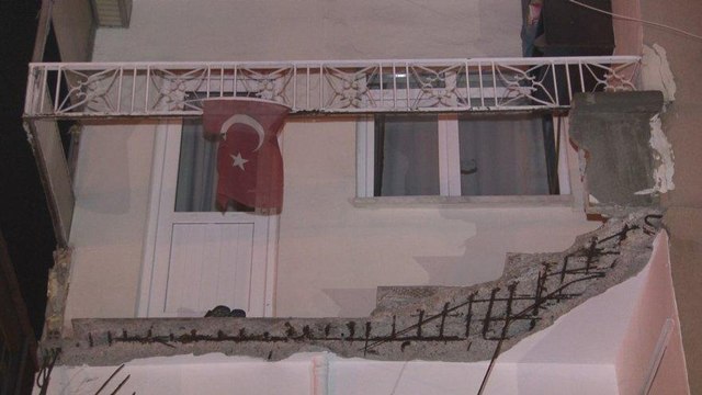 Zeytinburnu’nda balkon çöktü