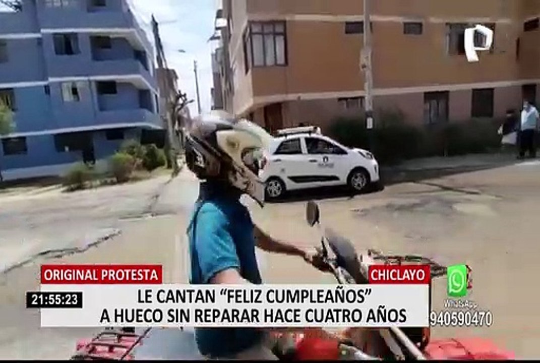 Chiclayo: ciudadanos celebran "cumpleaños" de un hueco en la pista sin ser reparado